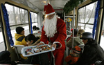 В рождественском трамвае маленьким пассажирам раздают конфеты, Таллин, Эстония